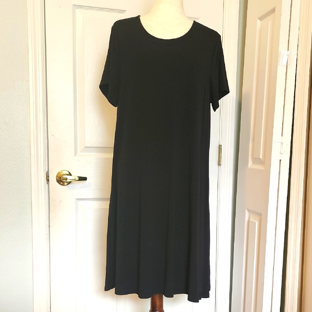 OLD NAVY WOMAN'S BLACK DRESS